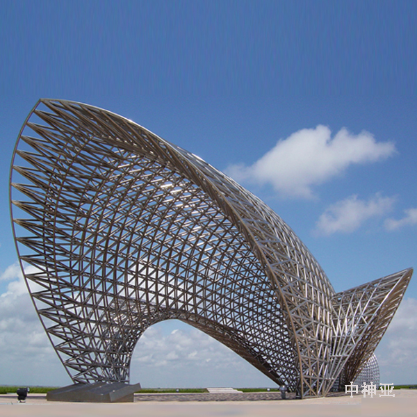 《司南魚》 長48.8m 高13m 不銹鋼 設(shè)計(jì)：晉松、周密 2006年 位于上海南匯嘴觀海公園