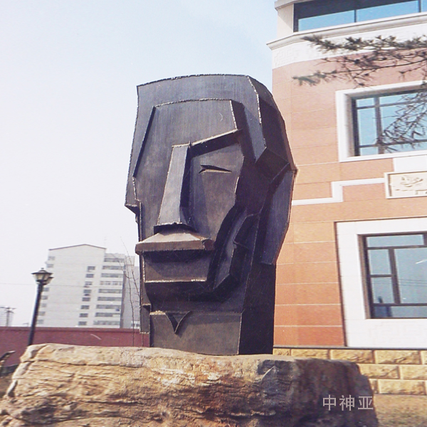 《魯迅》高2m 鋼板焊接 設計：熊秉明 2001年 位于北京現代文學館園區