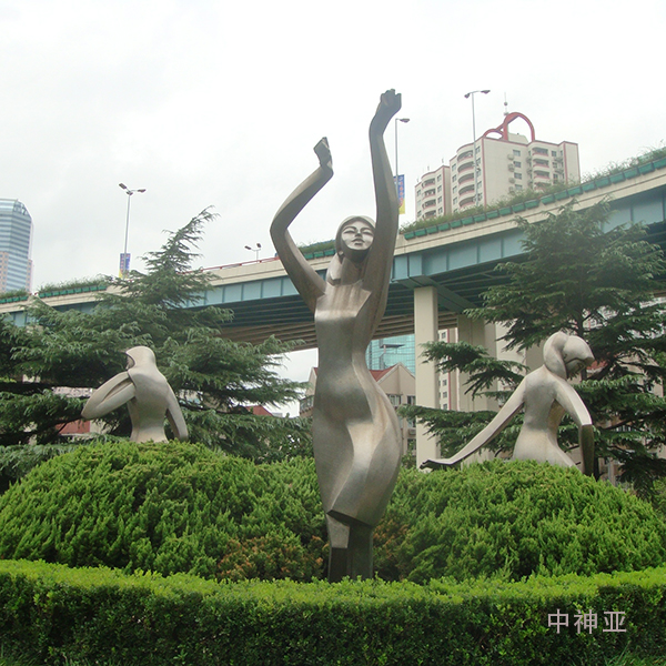 《嬉水少女》 高3m 不銹鋼 設計：徐侃 1984年 位于上海虹橋開發區中山西路和延安西路綠地,是國內第一座不銹鋼雕塑